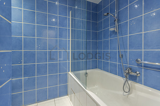 Salle de bain équipée de baignoire