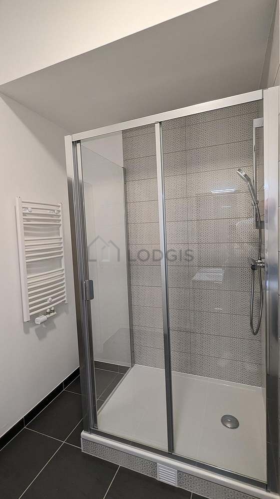 Salle de bain équipée de lave linge, douche séparée, radiateur sèche-serviettes