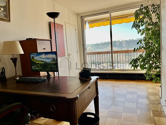 Bureau muni des fenêtres double vitrage