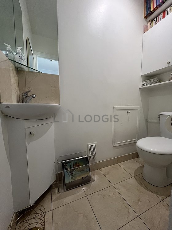 Toilettes indépendantes de la salle d'eau