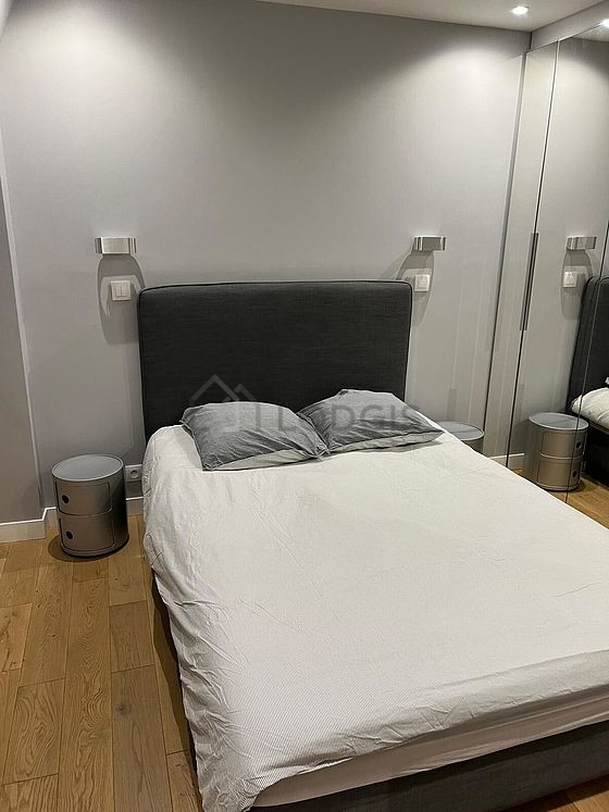 Chambre avec fenêtres et balcon