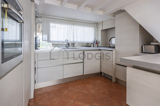 Cuisine équipée de lave linge, sèche linge, réfrigerateur, vaisselle