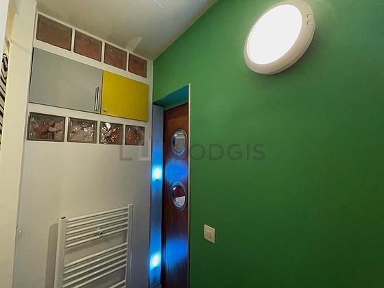 Cuisine équipée de lave linge, réfrigerateur, hotte