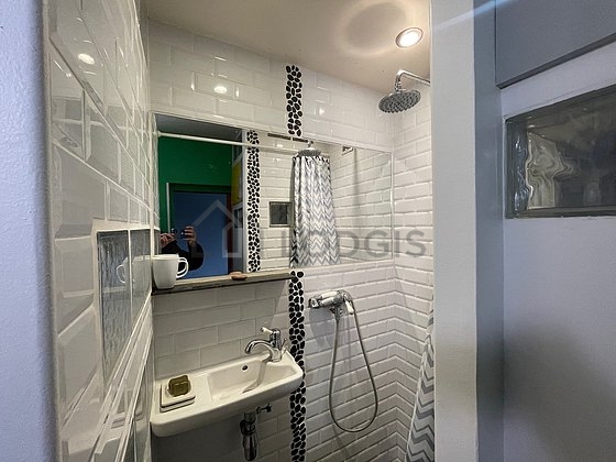 Agréable salle de bain très claire avec du carrelage au sol