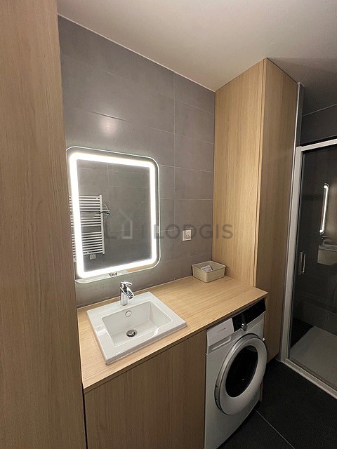 Agréable salle de bain très claire avec du carrelage au sol
