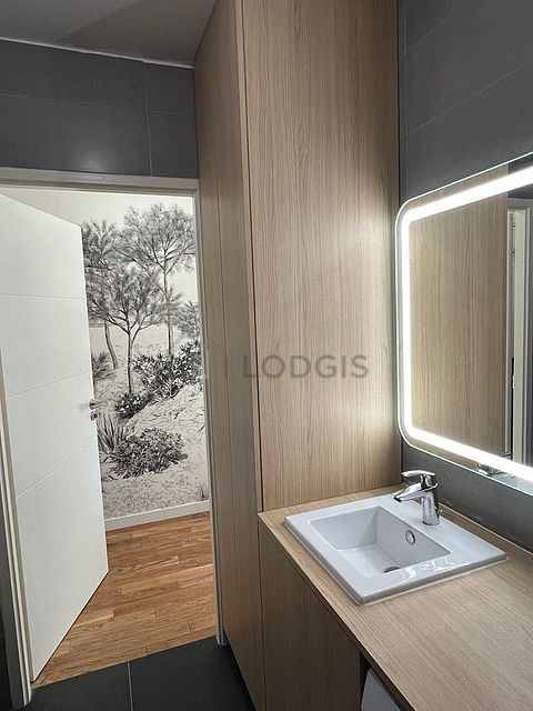 Salle de bain équipée de lave linge, sèche linge, serviettes de bain