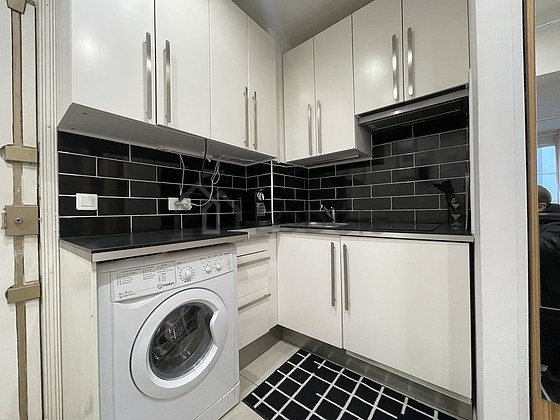 Cuisine équipée de lave linge, réfrigerateur, freezer, hotte