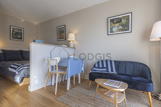Séjour très calme équipé de 1 lit(s) de 140cm, télé, 1 chaise(s)