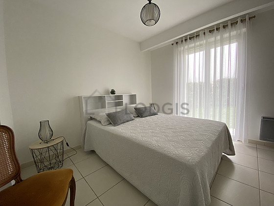 Chambre avec du carrelage au sol