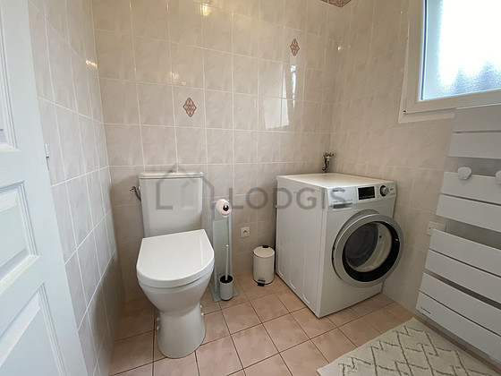 Agréable salle de bain très claire avec du carrelage au sol