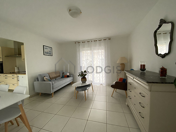Séjour très calme équipé de canapé, table basse, commode, 1 chaise(s)