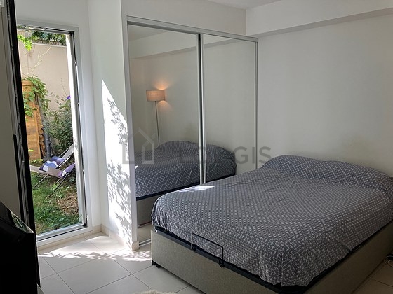 Chambre avec du carrelage au sol