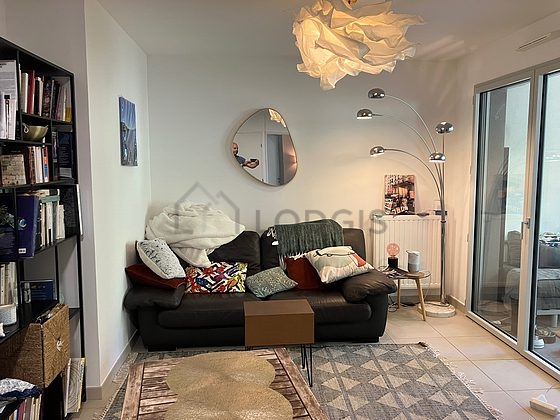 Salon avec du carrelage au sol