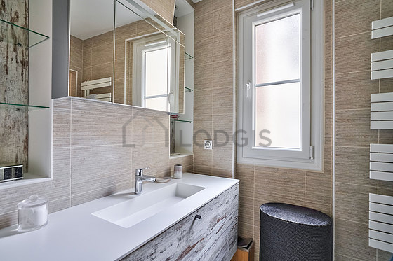 Salle de bain équipée de placard