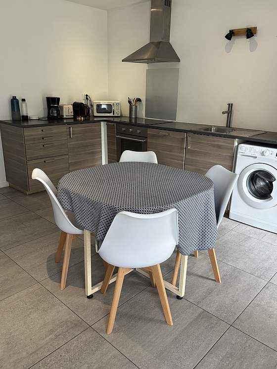 Cuisine équipée de lave linge, réfrigerateur, hotte, vaisselle