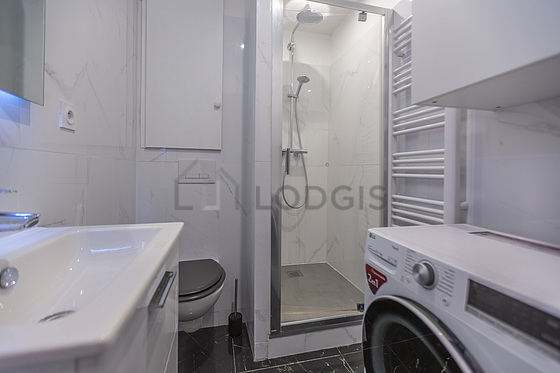 Agréable salle de bain très claire avec du carrelage au sol