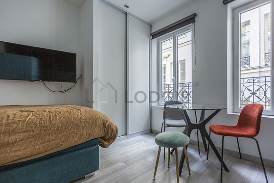 Séjour très calme équipé de 1 lit(s) de 140cm, télé, 1 fauteuil(s), 1 chaise(s)