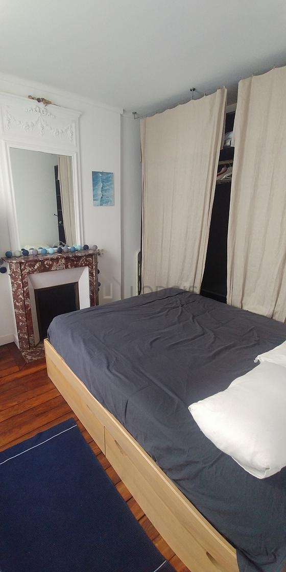 Chambre avec du parquet au sol