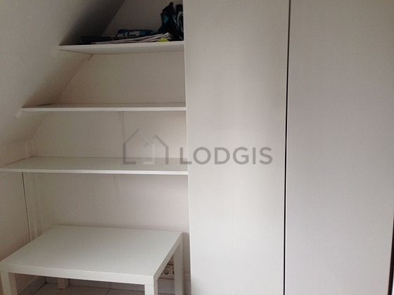 Living room furnished with 1 sofabed(s) of 90cm