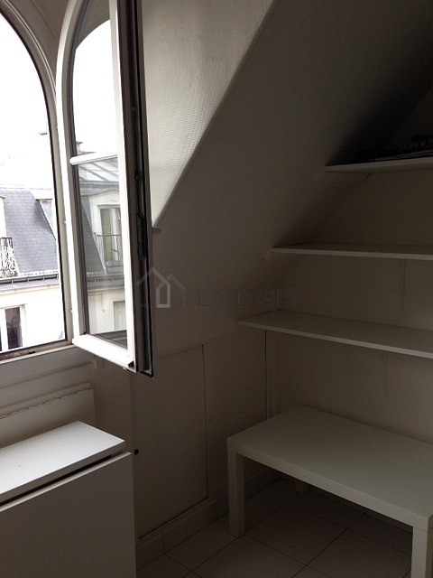 Salon avec du carrelage au sol