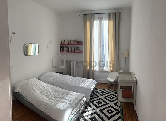 Chambre avec du parquet au sol
