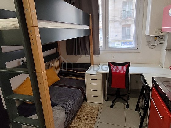 Séjour équipé de 1 canapé(s) lit(s) de 90cm, 1 lit(s) mezzanine de 90cm, télé, 2 chaise(s)