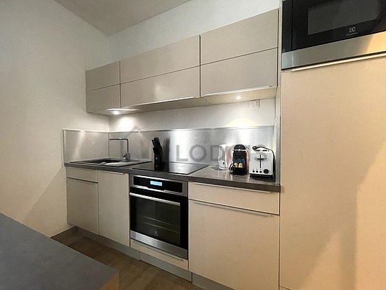 Kitchen equipped with washing machine, refrigerator, freezer, extractor hood