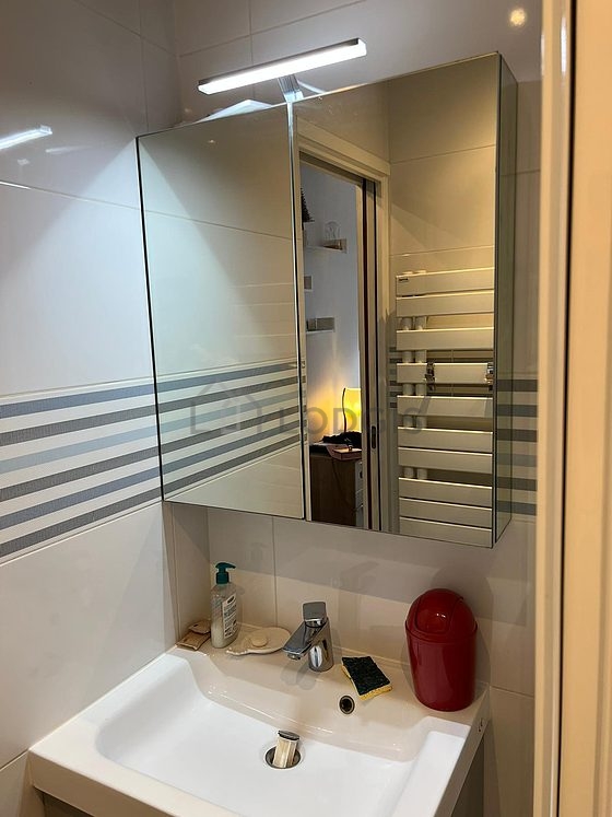 Salle de bain équipée de douche séparée