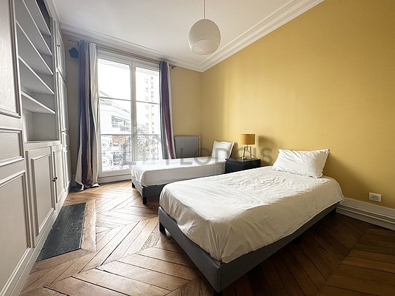 Chambre avec du parquet au sol