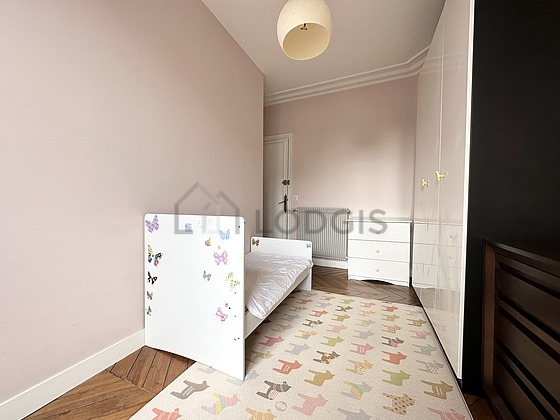 Chambre avec fenêtres double vitrage donnant sur rue