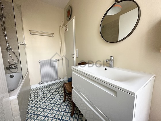 Salle de bain équipée de lave linge, baignoire