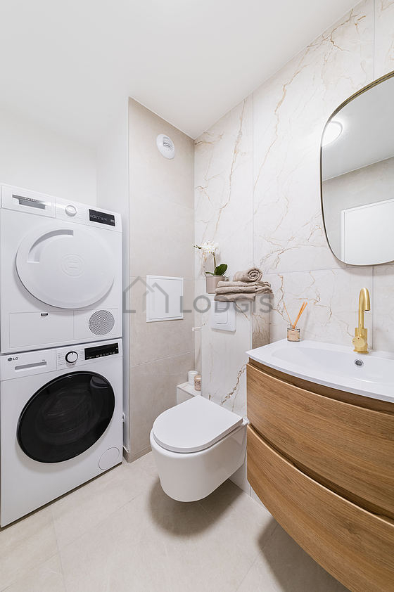 Salle de bain équipée de lave linge, sèche linge