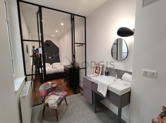 Chambre avec fenêtres