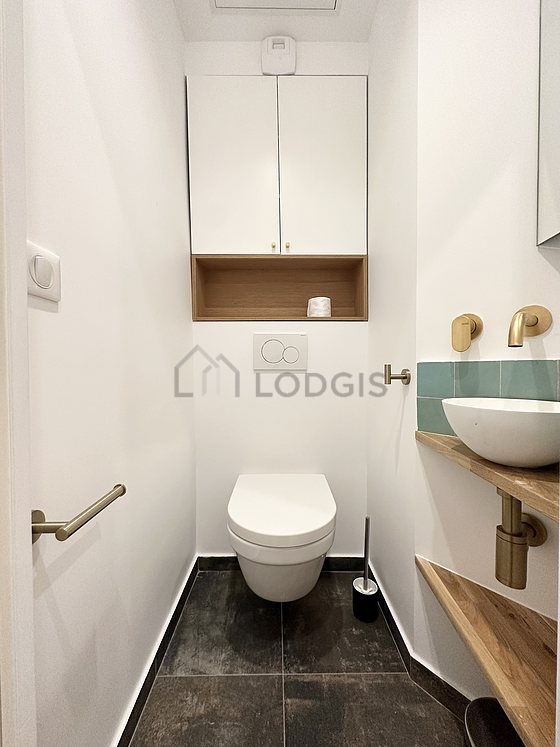 Toilettes indépendantes de la salle d'eau