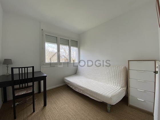 Chambre avec fenêtres donnant sur jardin
