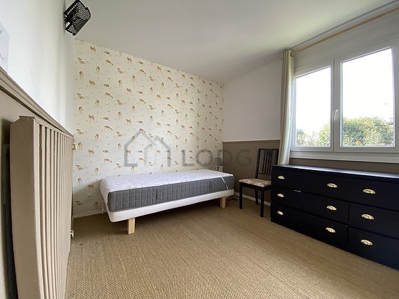 Chambre avec du coco au sol