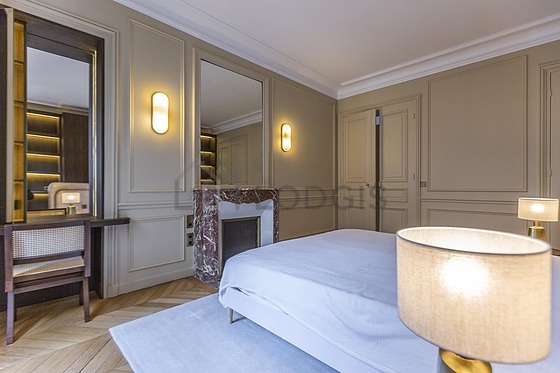 Chambre équipée de bureau, penderie, placard, 1 chaise(s)