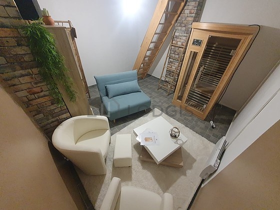 Living room furnished with 1 armchair(s)
