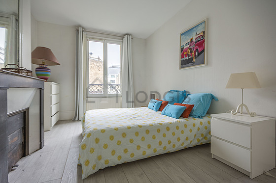 Chambre avec du parquet au sol