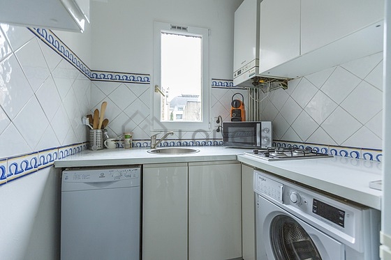 Cuisine équipée de lave linge, réfrigerateur, vaisselle