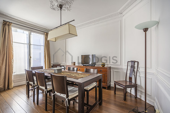 Salle à manger équipée de table à manger, buffet