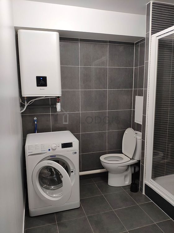 Agréable salle de bain très claire avec du carrelage au sol