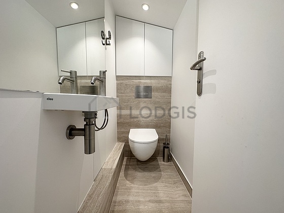 Toilettes indépendantes de la salle d'eau