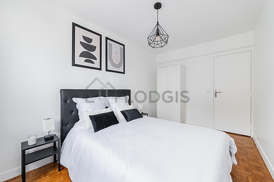 Chambre avec fenêtres double vitrage
