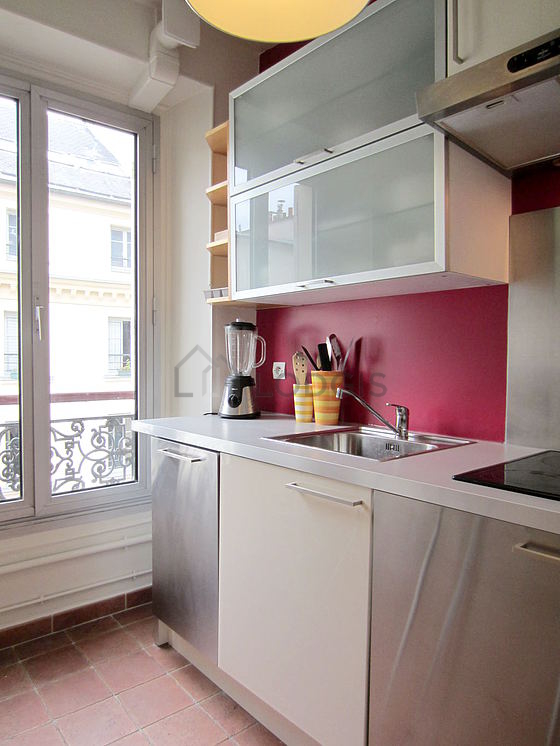 Cuisine équipée de lave linge, réfrigerateur, hotte, vaisselle