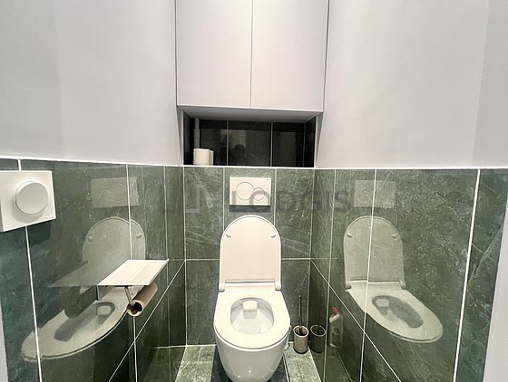 Toilettes indépendantes de la salle d'eau