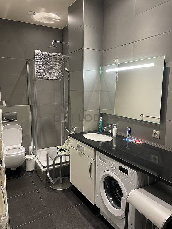 Agréable salle de bain très claire avec du carrelage au sol