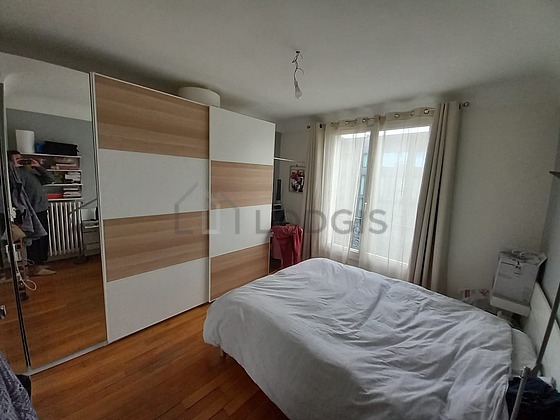 Chambre avec fenêtres double vitrage