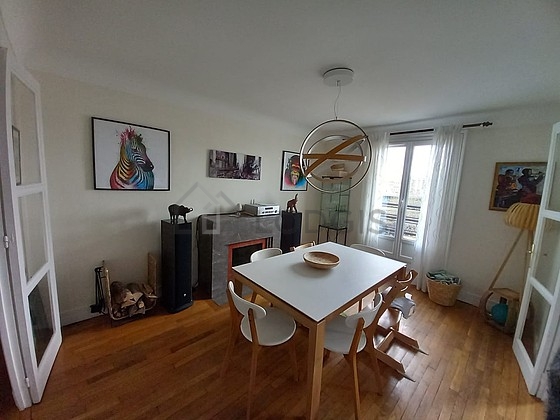 Séjour équipé de table à manger, armoire, 1 chaise(s)