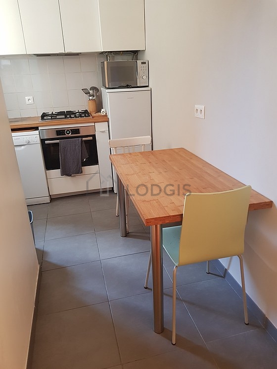 Cuisine équipée de lave vaisselle, plaques de cuisson, hotte, vaisselle